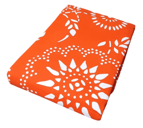 Colchas multiusos naranjas con dibujos blancos.