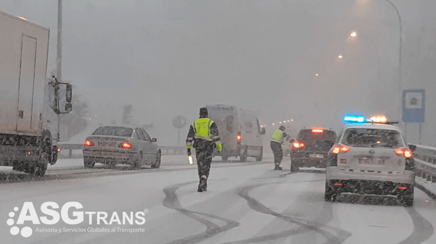 Los transportistas piden un periodo de transición claro antes de que la DGT sancione por no llevar la baliza V-16 conectada