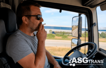 La futura Ley Antitabaco permitirá fumar al conductor profesional cuando viaje solo, según aclara Sanidad