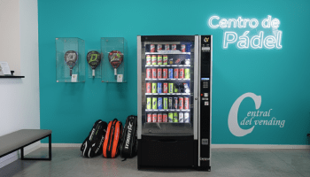 MAQUINA VENDING DE SNACKS Y BEBIDAS FRÍAS AZKOYEN MISTRAL PLUS CON ASCENSOR