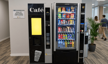 LOTE 2 MAQUINA VENDING DE SNACKS Y BEBIDAS FRÍAS AZKOYEN MISTRAL PLUS H70 MÁS MAQUINA VENDING NECTA CAFÉ CANTO TOUCH