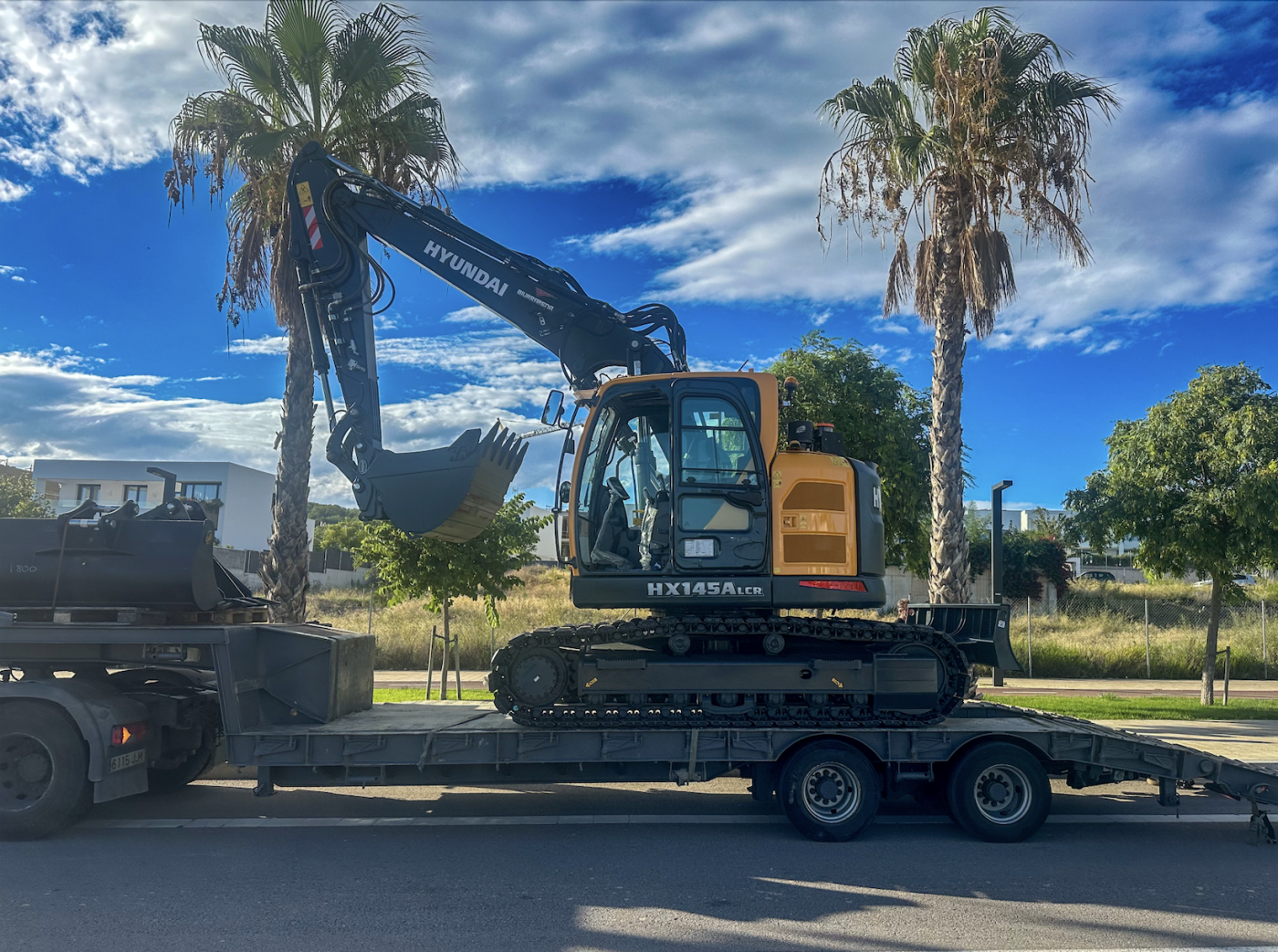 Cervisimag entrega la excavadora de cadenas Hyundai HX145ALCR a Roale, S.L. en Sitges