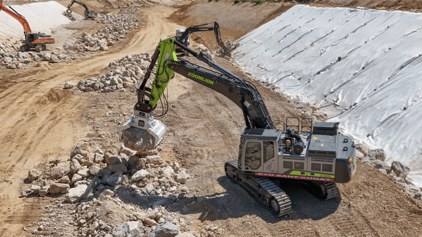 Zoomlion ZE500G colocando escollera: reconstrucción tras la DANA en Valencia