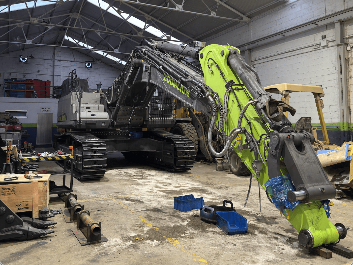 Montaje de la Zoomlion ZE375G en el taller de Cervera: cuando una excavadora llega desmontada del puerto de Barcelona