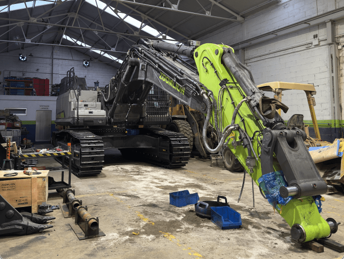 Montaje de la Zoomlion ZE375G en el taller de Cervera: cuando una excavadora llega desmontada del puerto de Barcelona