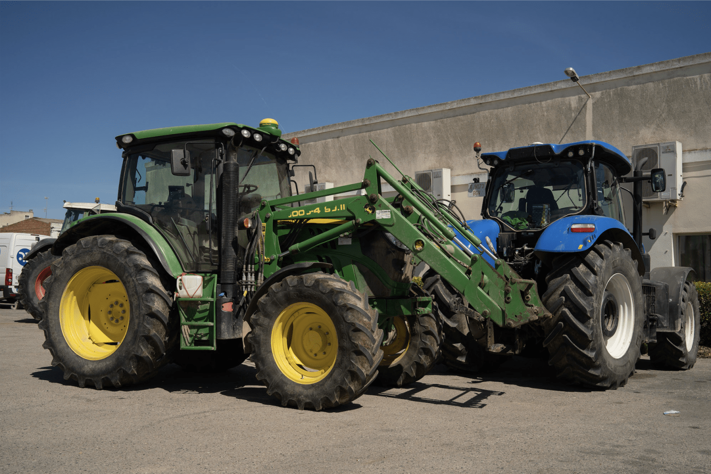 Tractor con pala delantera en Lleida: por qué es tan habitual y qué hay que saber para usarlo bien