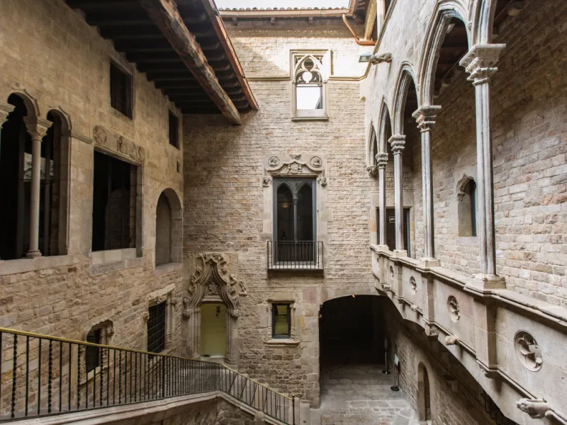 Vestíbuls, Escales i Patis Interiors