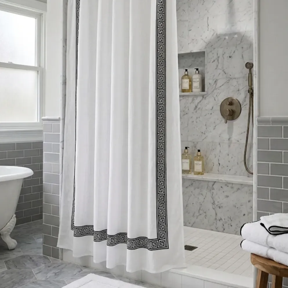 Cortinas de baño blanca greca negra