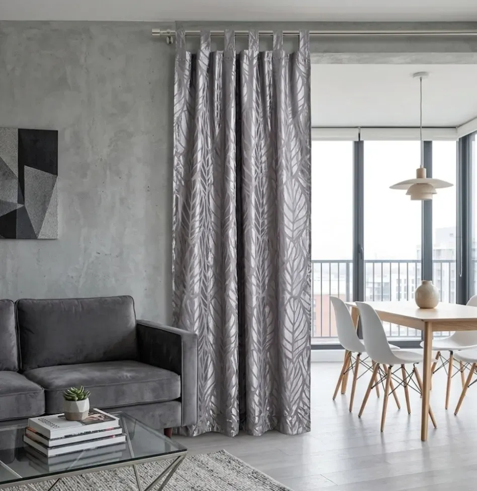 Cortina raso gris con hojas de terciopelo