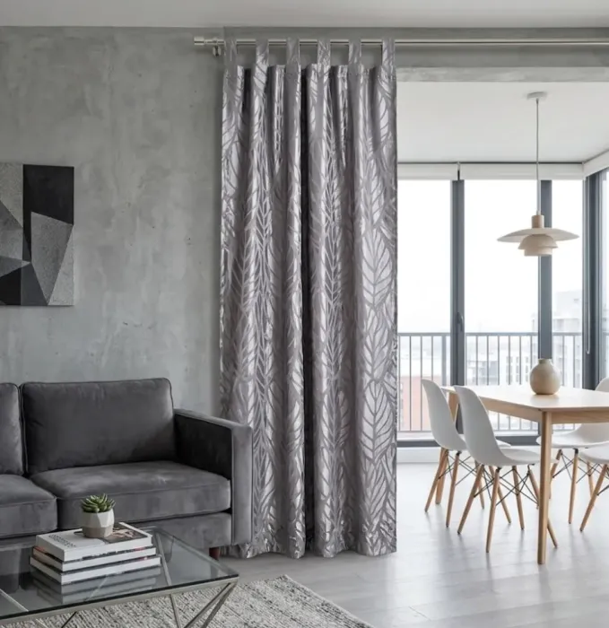 Cortina raso gris con hojas de terciopelo