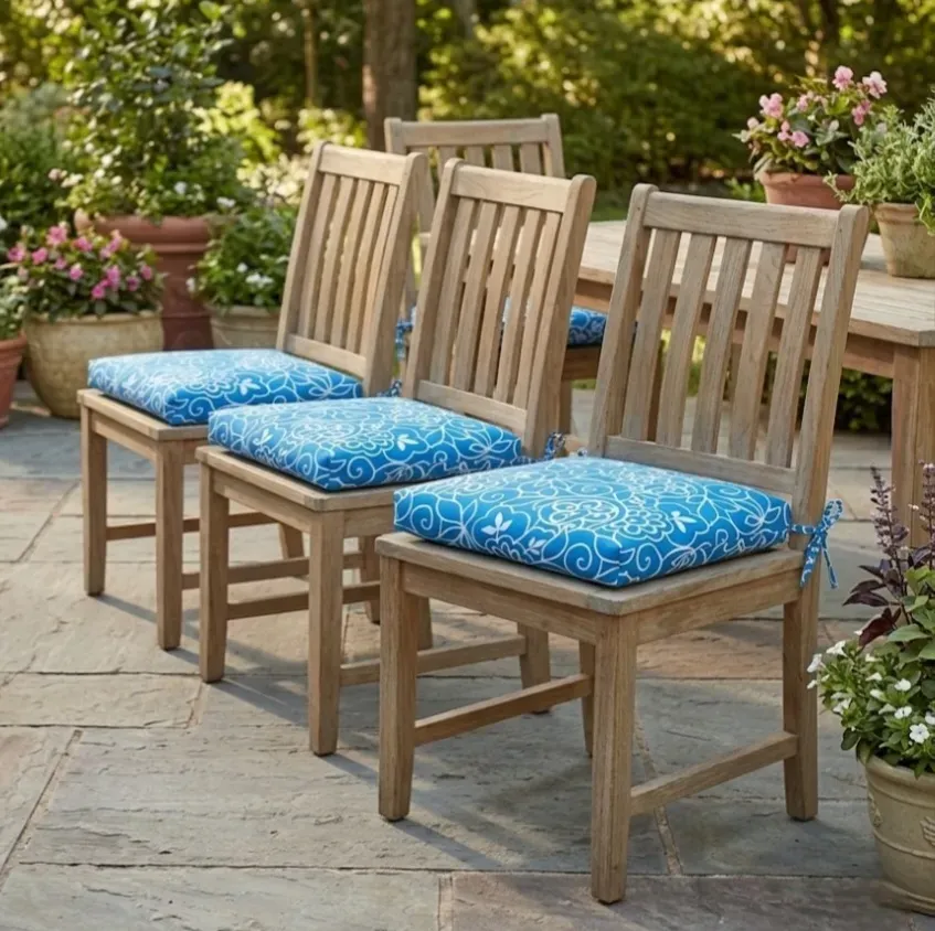 Cojín silla azul con flores blancas 40 x 40