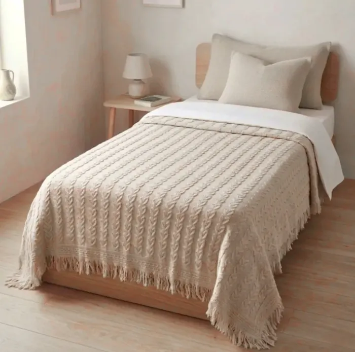 Colcha de encaje con flecos beige. Cama 80