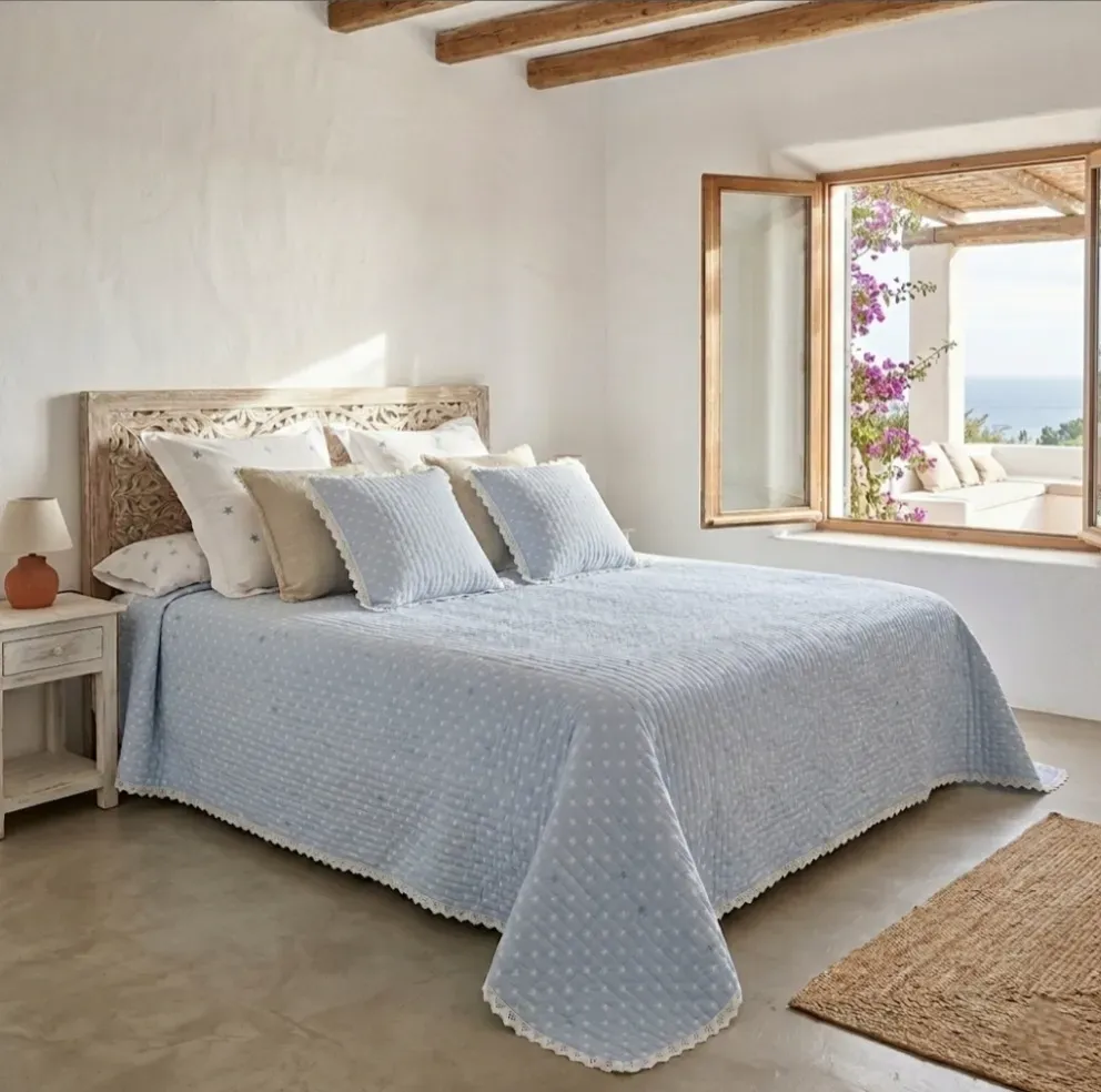 Colcha boutie estrellitas celeste y blanco. Cama 135