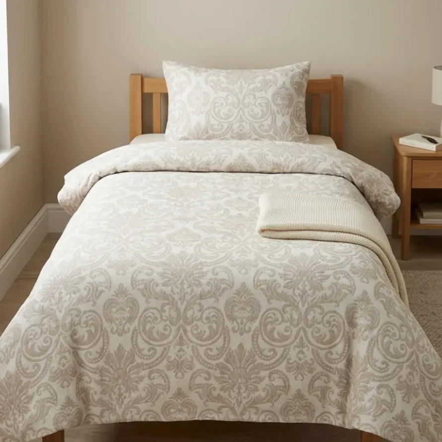 Colcha de verano adamascada beige. Cama 80