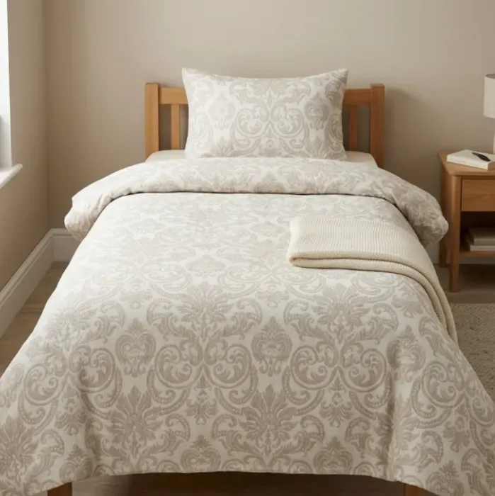 Colcha de verano adamascada beige. Cama 80