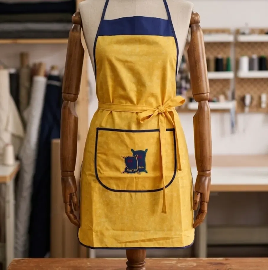Delantal amarillo bordado