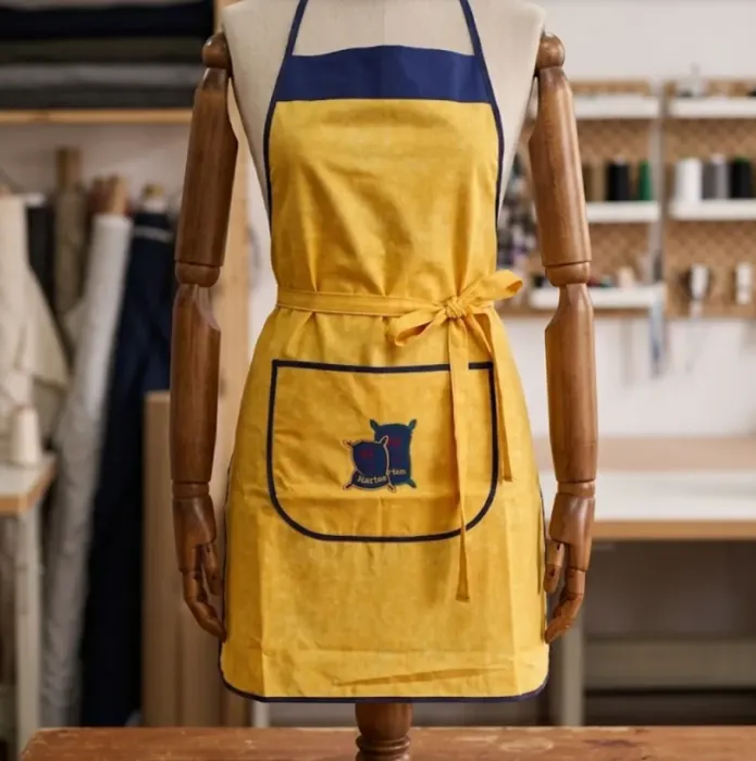 Delantal amarillo bordado