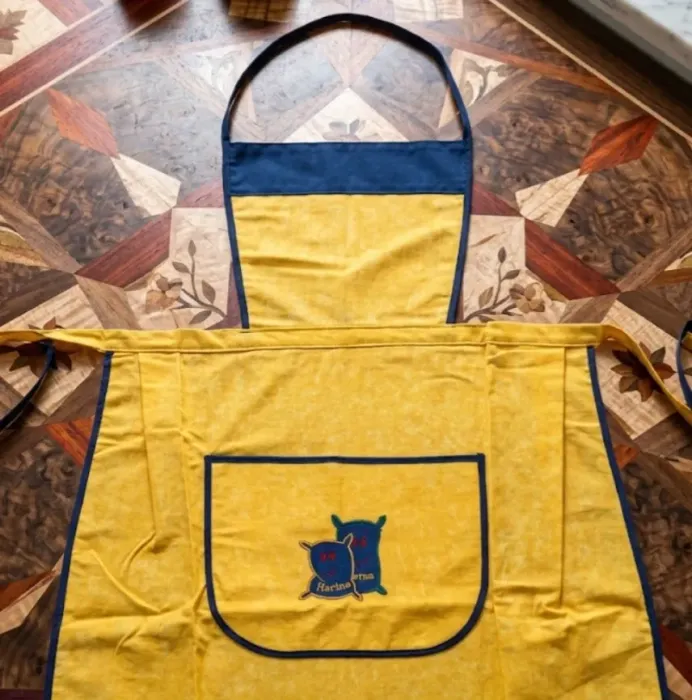 Delantal amarillo bordado - 1