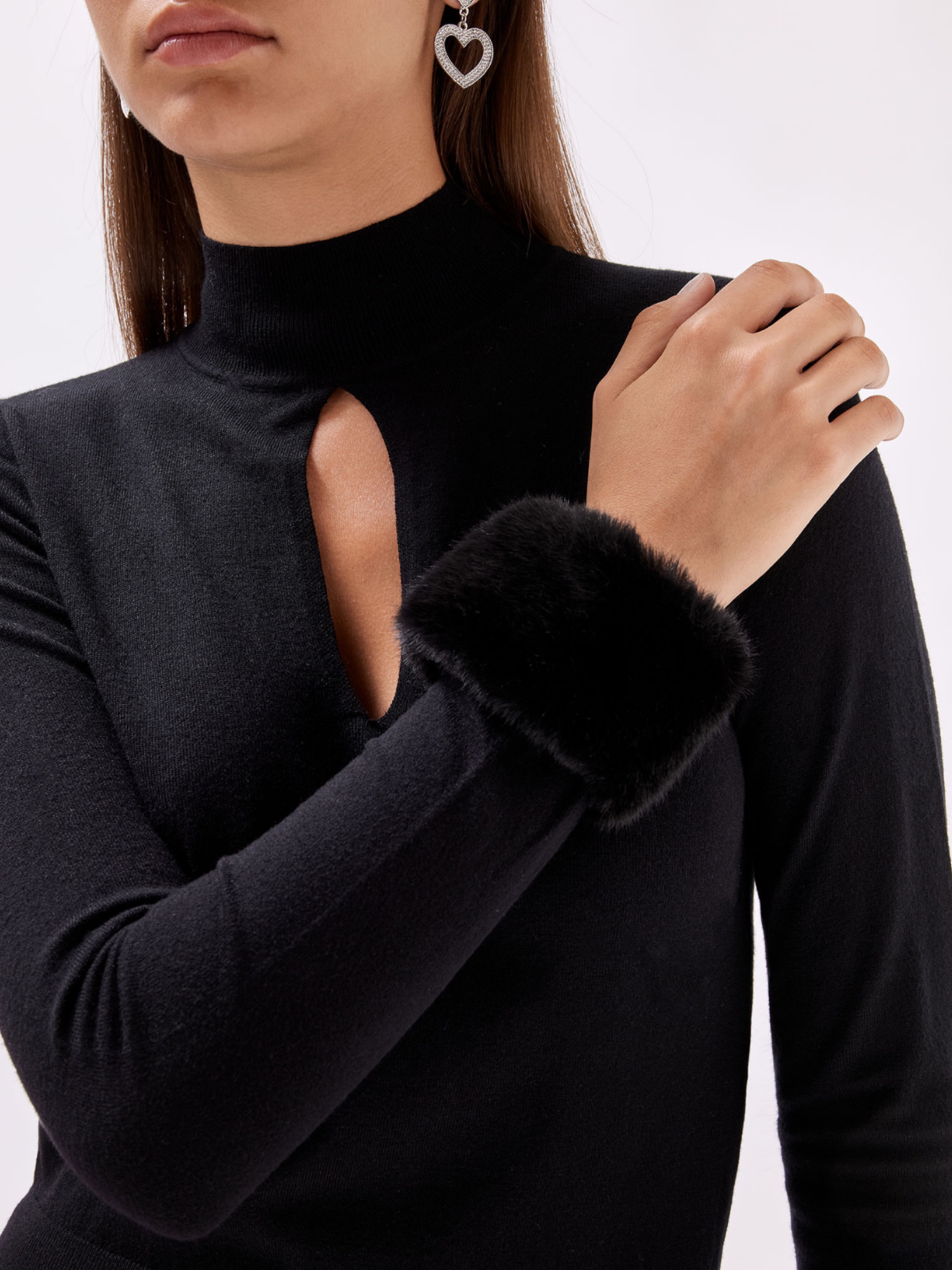 BLUGIRL jersey negro cuello monge con pelo en las mangas