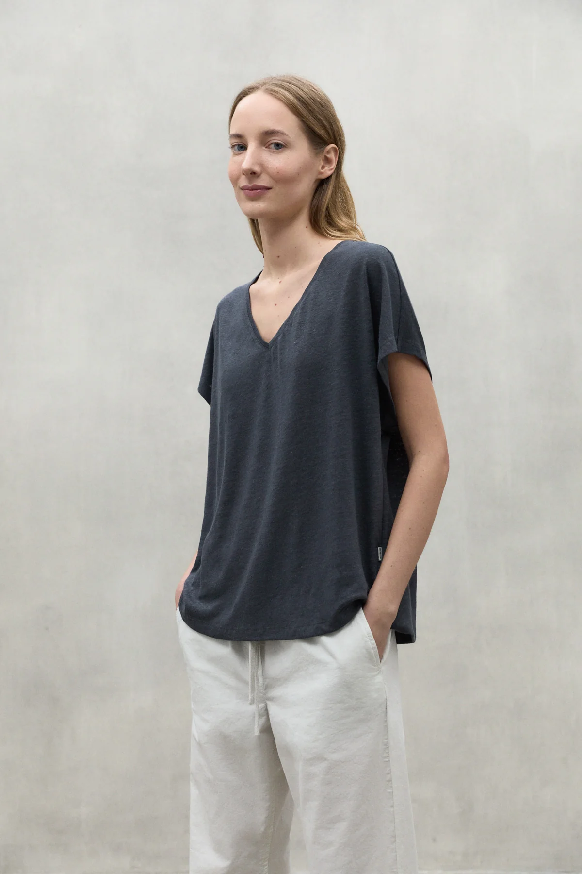 ECOALF camiseta en lino manga corta color gris y escote pico