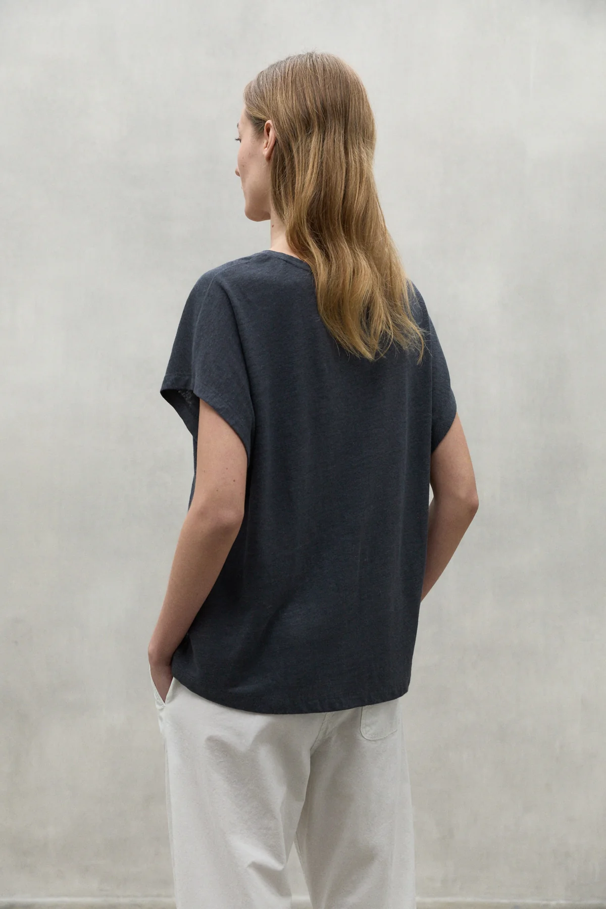 ECOALF camiseta en lino manga corta color gris y escote pico - 2