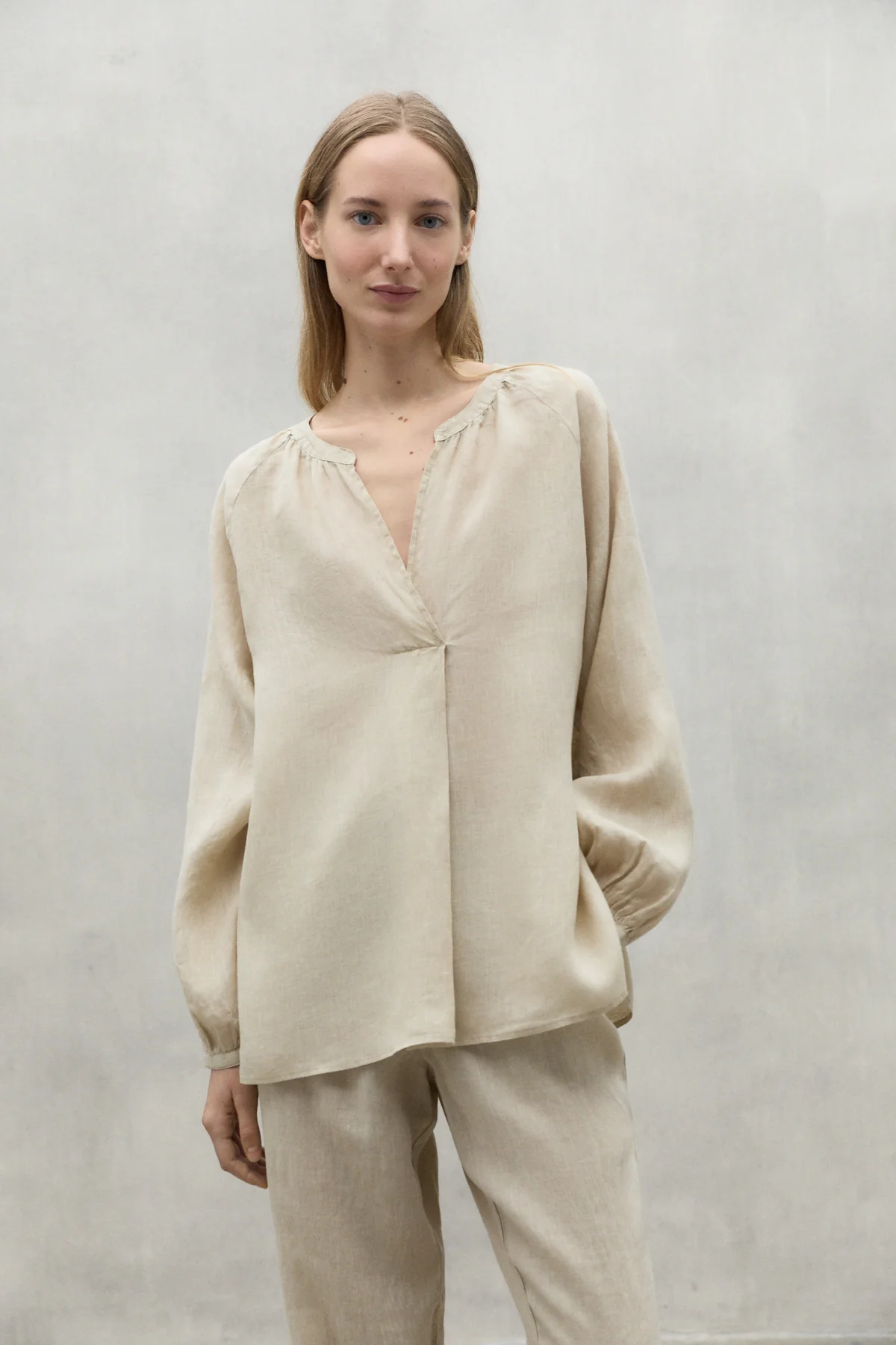 ECOALF camisa manga larga en lino color camel sin cuello - 2