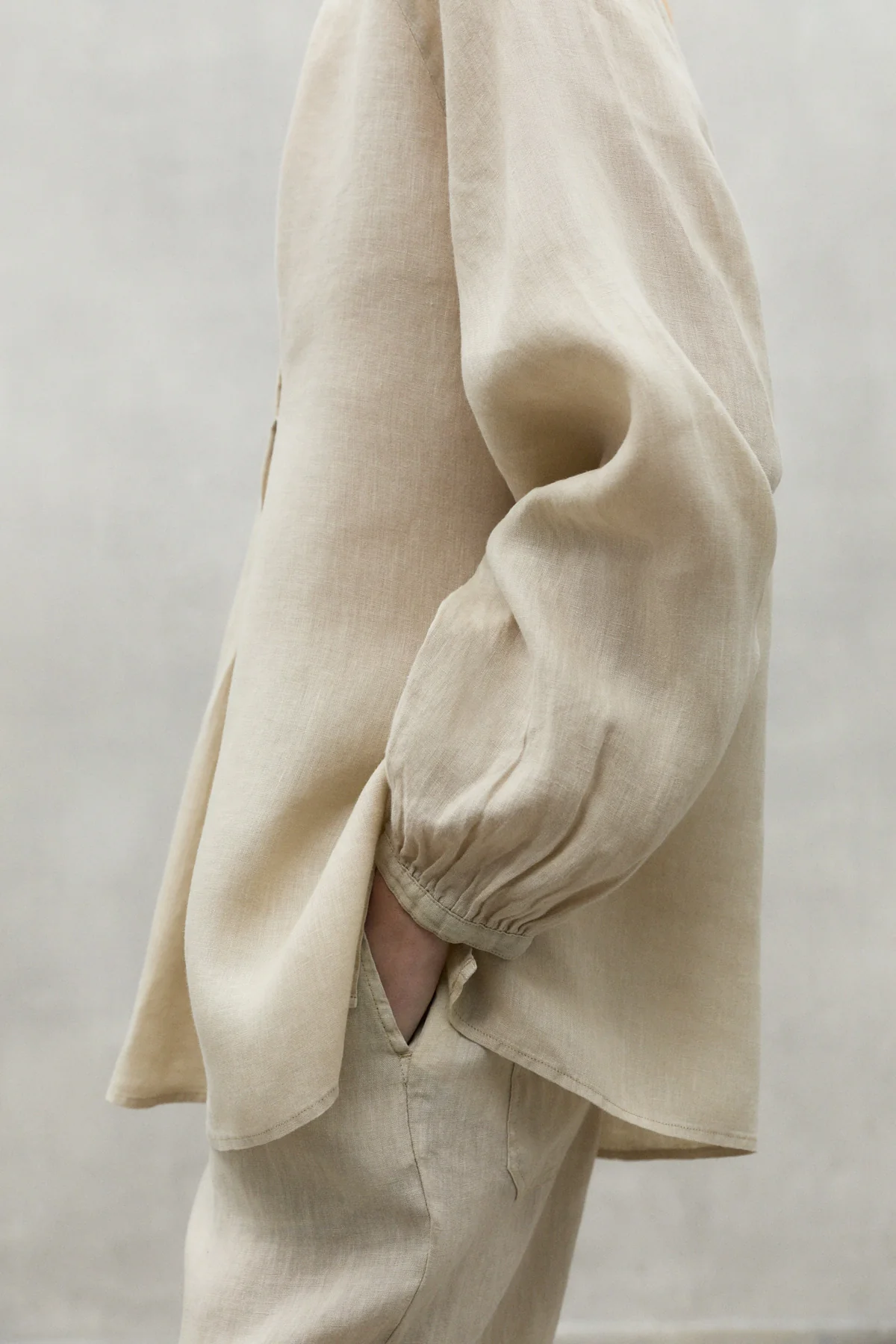 ECOALF camisa manga larga en lino color camel sin cuello - 3