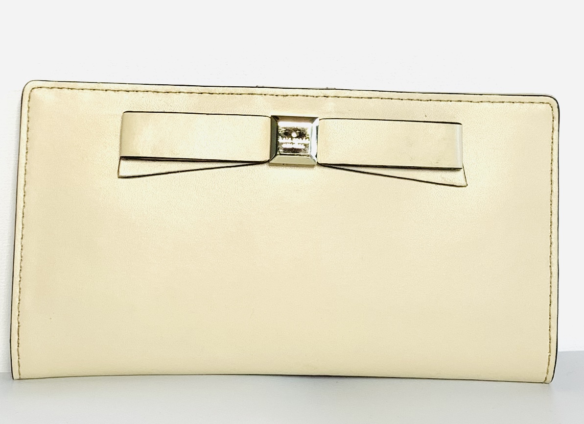Monedero grande kate spade en crudo