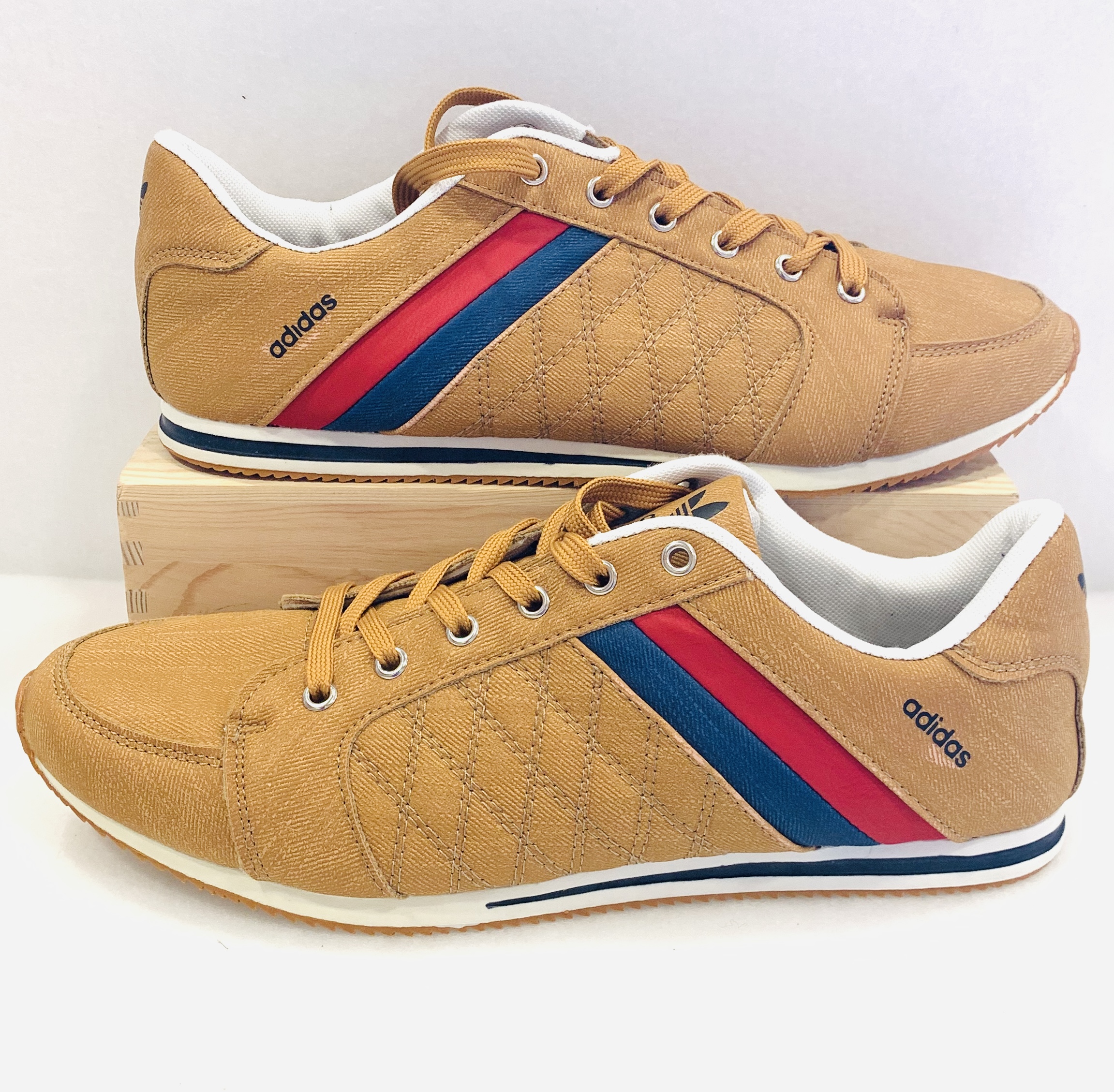 Sabatilles Adidas, marró clar