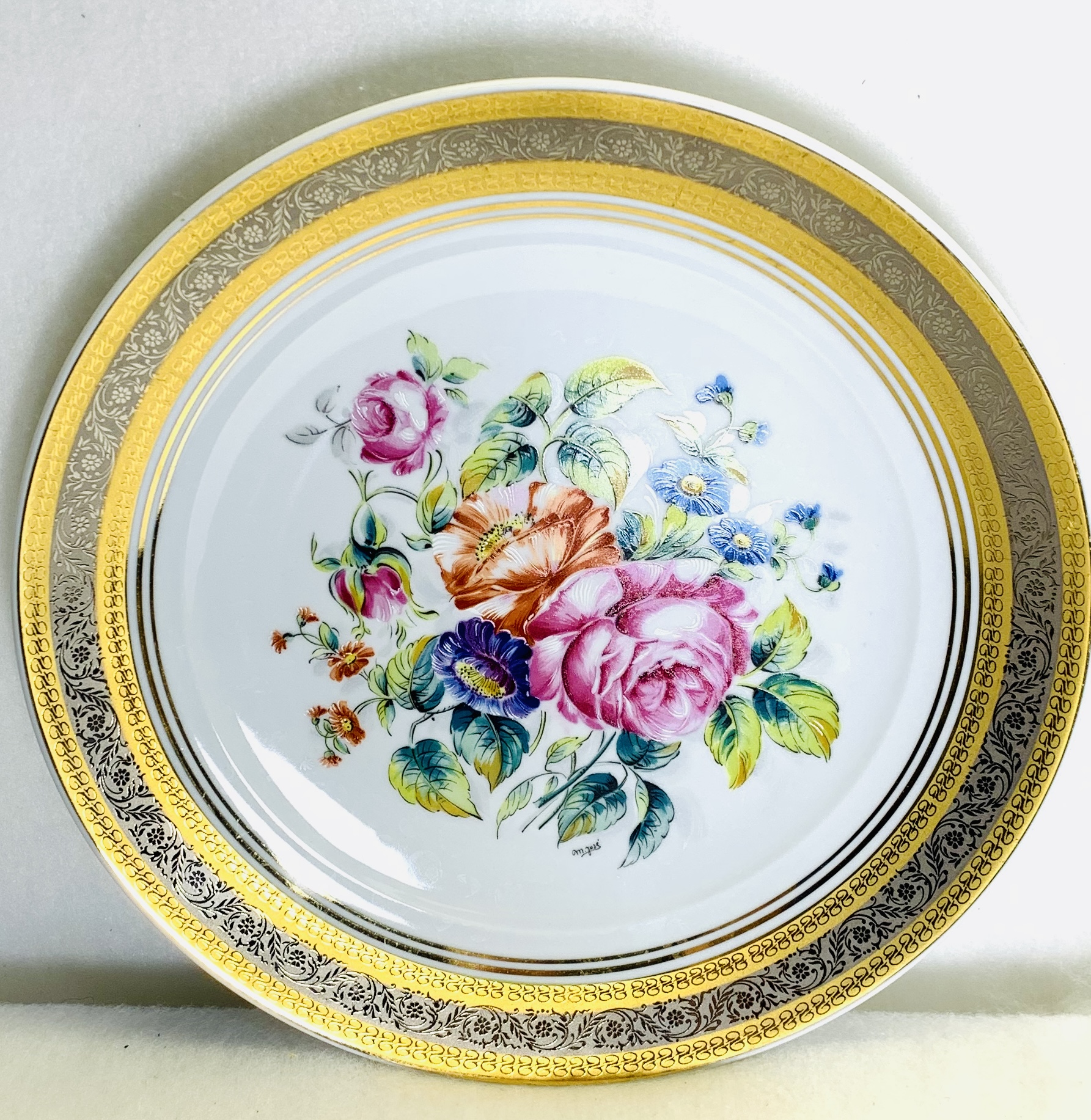 Plat vintage decorat amb flors. Eme