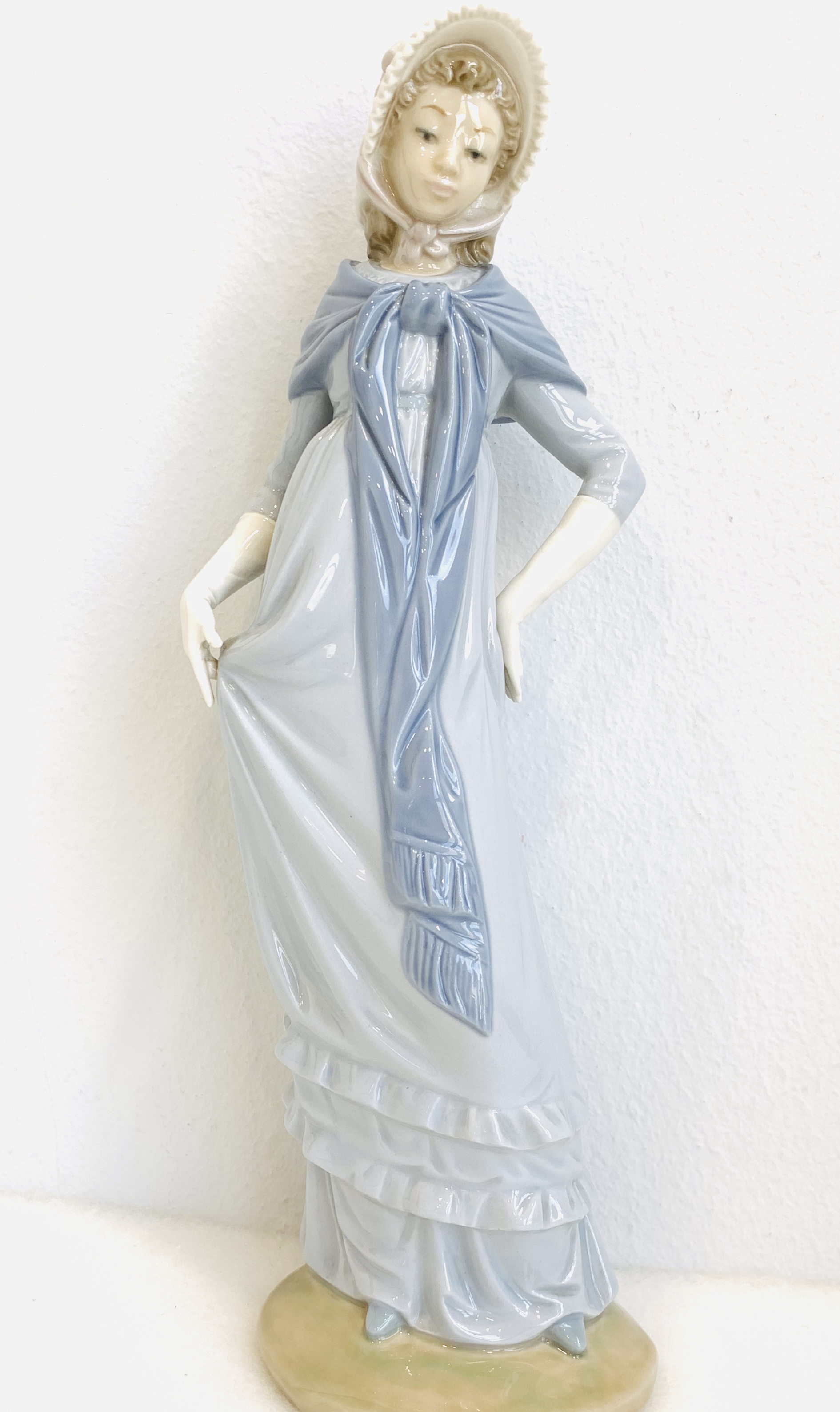 Figura Nao vintage, señora con sombrero