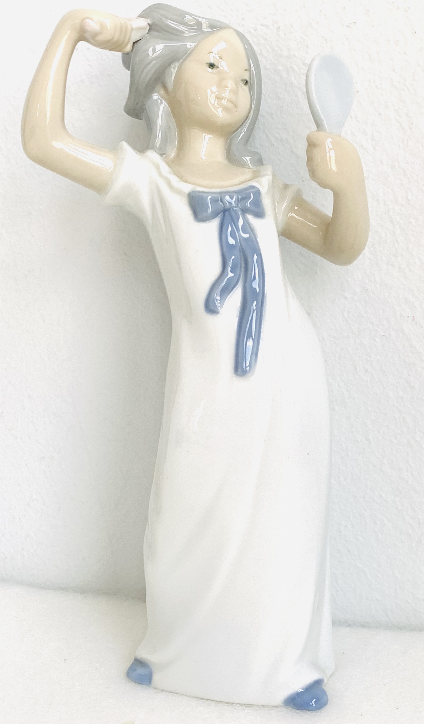 Figura porcellana Rex, nena pentinant-se