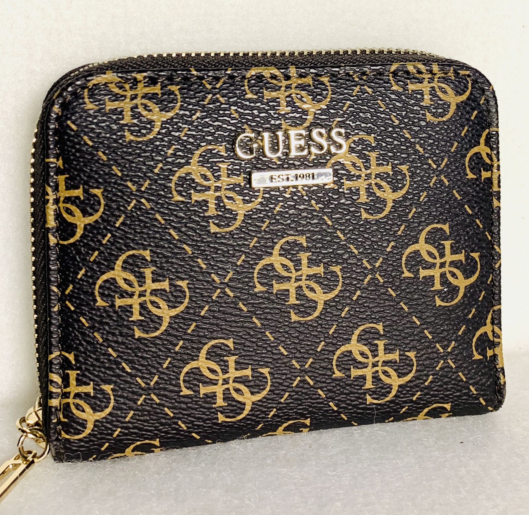Monedero Guess pequeño en marrón