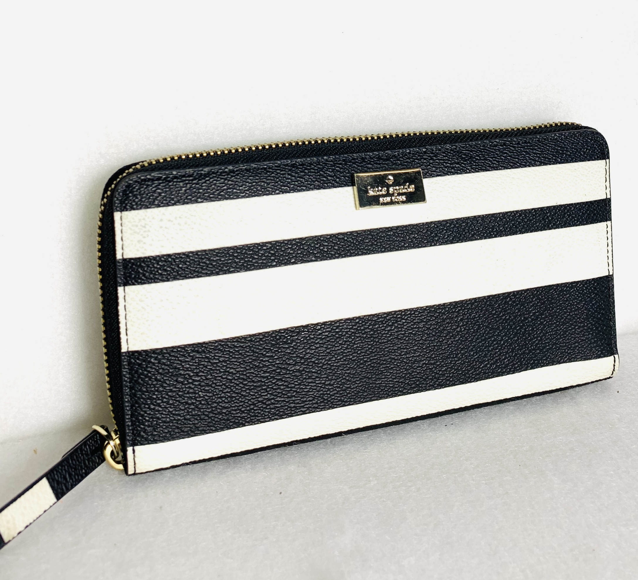 Monedero kate spade en blanco y negro