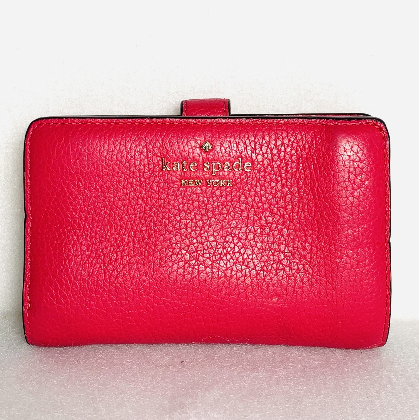 Monedero kate spade de piel en fucsia