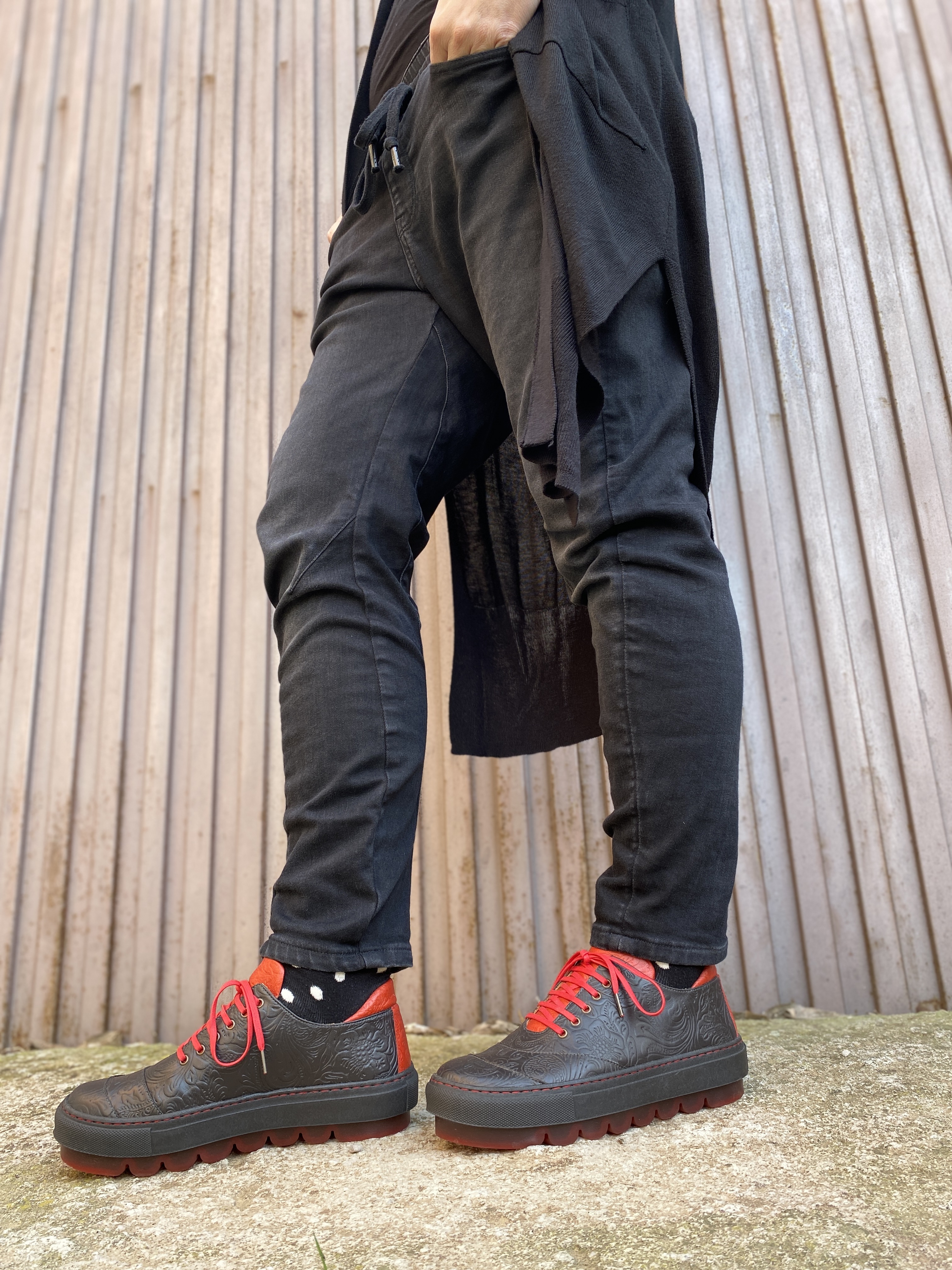 Deportivos de piel negra rojo - 2